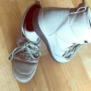 Women’s Clark size 10 cloud steppers gray